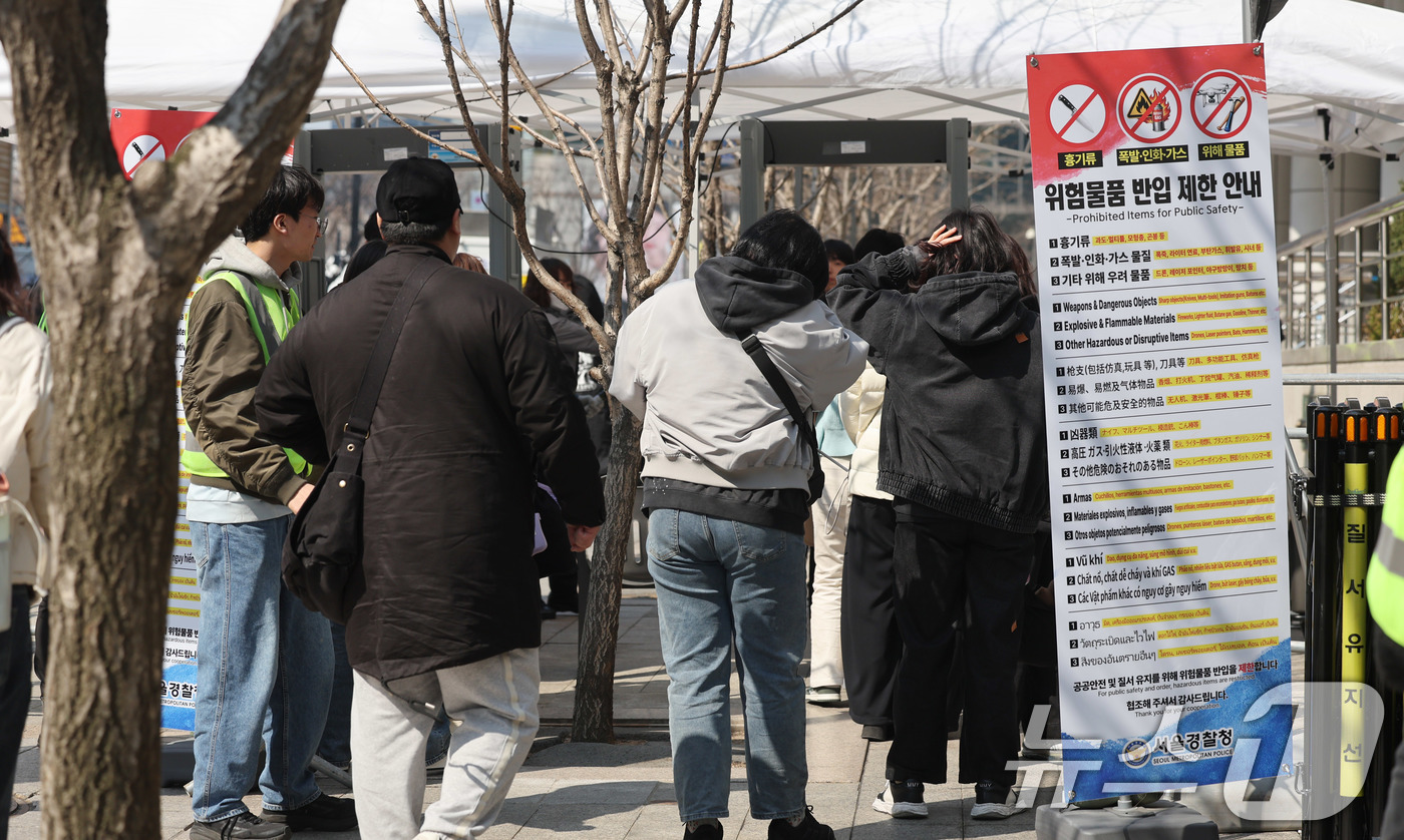 (서울=뉴스1) 박지혜 기자 = 21일 서울 종로구 광화문광장에서 열리는 방탄소년단(BTS) 컴백 공연을 앞두고 경찰이 광장 주변을 오가는 시민과 외국인 관광객을 대상으로 검문검색 …