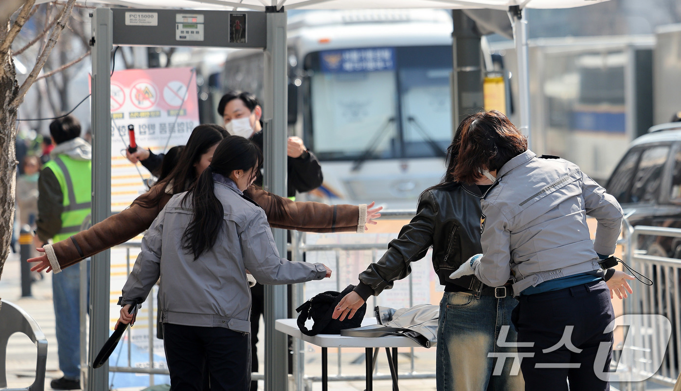 (서울=뉴스1) 박지혜 기자 = 21일 서울 종로구 광화문광장에서 열리는 방탄소년단(BTS) 컴백 공연을 앞두고 경찰이 광장 주변을 오가는 시민과 외국인 관광객을 대상으로 검문검색 …