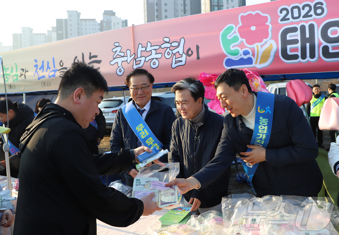 (내포=뉴스1) 이동원 기자 = 충남세종농협(본부장 정해웅)은 21일 충남 내포신도시 KBS신설부지에서 개최된 내포마라톤대회에서 5,000여명의 참가자를 대상으로 농심천심운동 확산 …