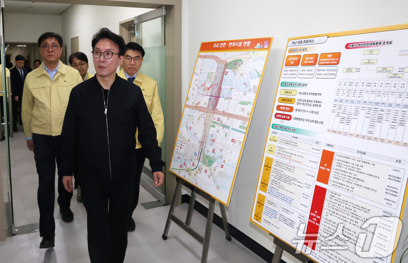 (서울=뉴스1) 임세영 기자 = 김민석 국무총리가 그룹 방탄소년단(BTS)의 컴백 공연을 앞둔 21일 오전 서울 종로구 세종문화회관에 마련된 통합현장본부에서 열린 BTS 컴백공연 …