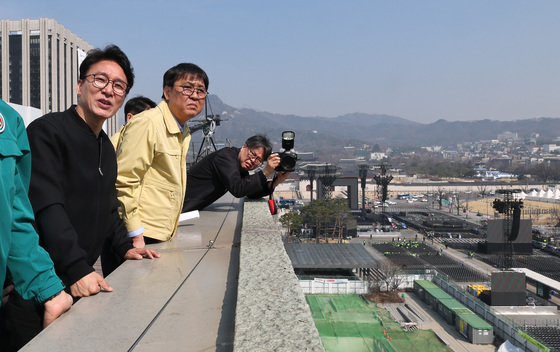 광화문광장 살펴보는 김민석 국무총리