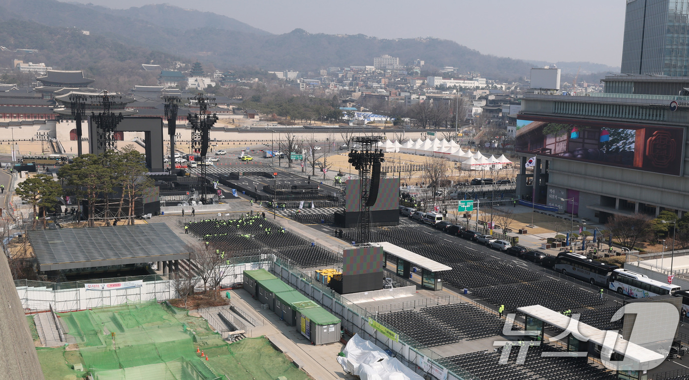 (서울=뉴스1) 임세영 기자 = 21일 방탄소년단(BTS)의 컴백 공연이 열리는 서울 종로구 광화문 광장 주변 도로가 통제되고 있다.이번 공연으로 세종대로 광화문에서 시청 구간은 …