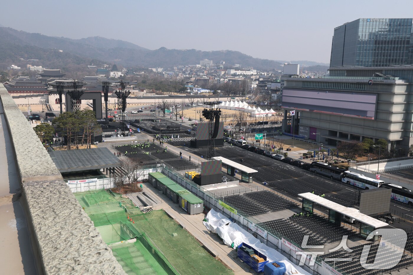 본문 이미지 - 21일 방탄소년단(BTS)의 컴백 공연이 열리는 서울 종로구 광화문 광장 주변 도로가 통제되고 있다.  2026.3.21 ⓒ 뉴스1 임세영 기자