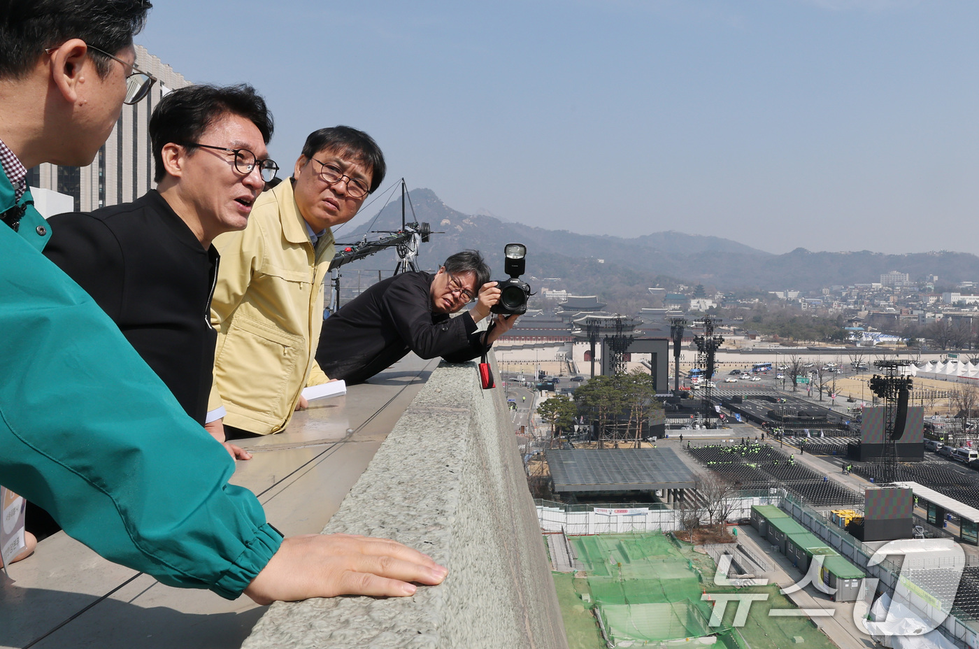 (서울=뉴스1) 임세영 기자 = 김민석 국무총리가 21일 오전 서울 종로구 세종문화회관 옥상에서 BTS 컴백공연 무대가 설치된 광화문광장을 살펴보고 있다.  2026.3.21/뉴스 …