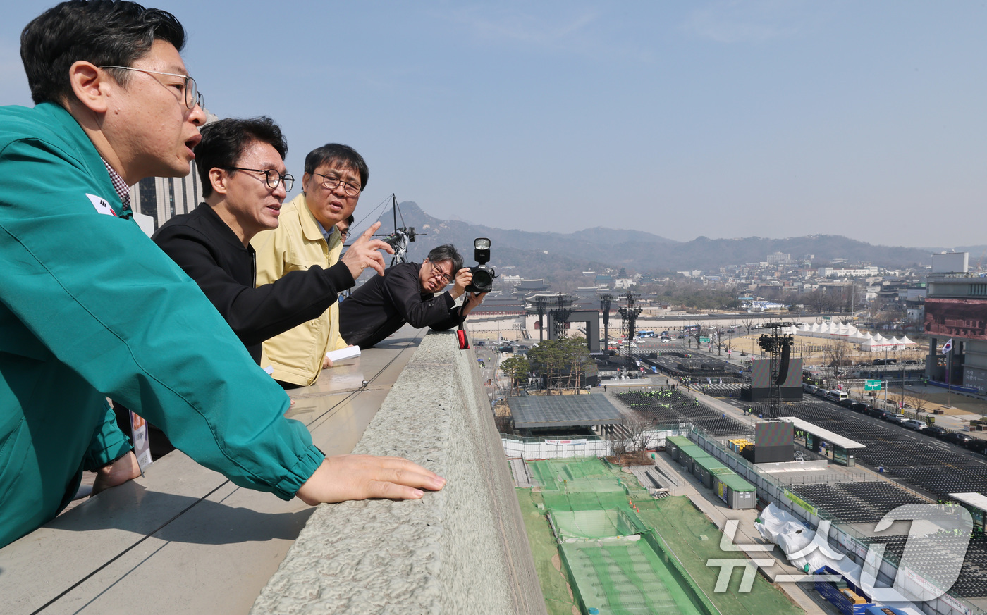 (서울=뉴스1) 임세영 기자 = 김민석 국무총리가 21일 오전 서울 종로구 세종문화회관 옥상에서 BTS 컴백공연 무대가 설치된 광화문광장을 살펴보고 있다.  2026.3.21/뉴스 …