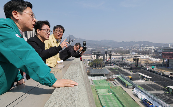 BTS 컴백 공연 현장 살펴보는 김민석 총리