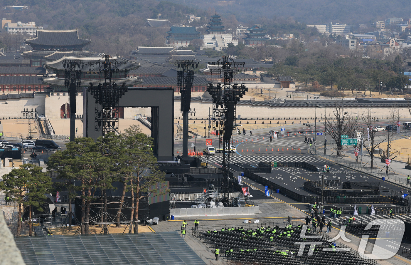 (서울=뉴스1) 임세영 기자 = 21일 방탄소년단(BTS)의 컴백 공연이 열리는 서울 종로구 광화문 광장 주변 도로가 통제되고 있다.이번 공연으로 세종대로 광화문에서 시청 구간은 …