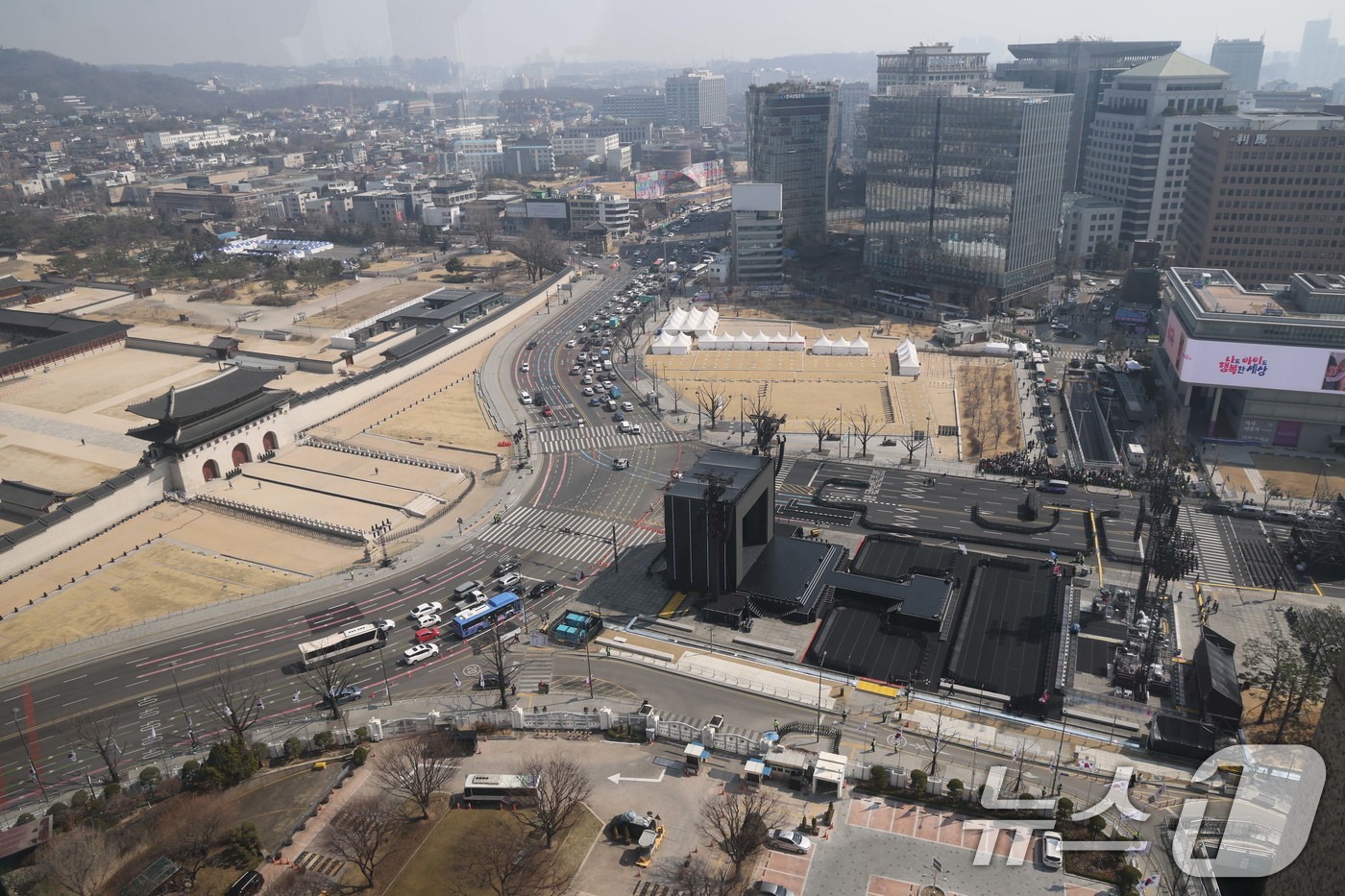 (서울=뉴스1) 임세영 기자 = 21일 방탄소년단(BTS)의 컴백 공연이 열리는 서울 종로구 광화문 광장 주변 도로가 통제되고 있다.이번 공연으로 세종대로 광화문에서 시청 구간은 …