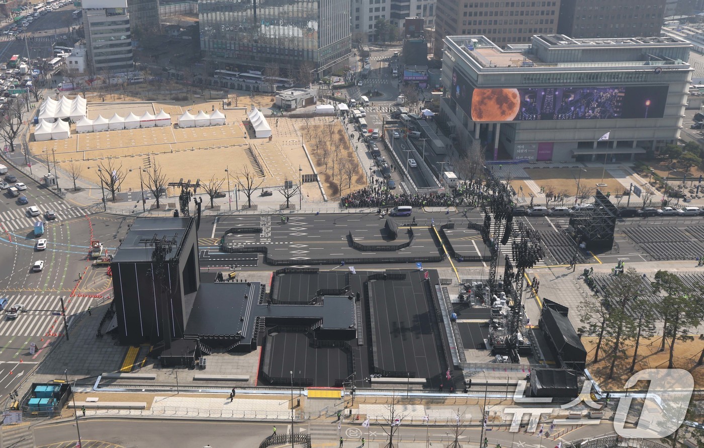 (서울=뉴스1) 임세영 기자 = 21일 방탄소년단(BTS)의 컴백 공연이 열리는 서울 종로구 광화문 광장 주변 도로가 통제되고 있다.이번 공연으로 세종대로 광화문에서 시청 구간은 …