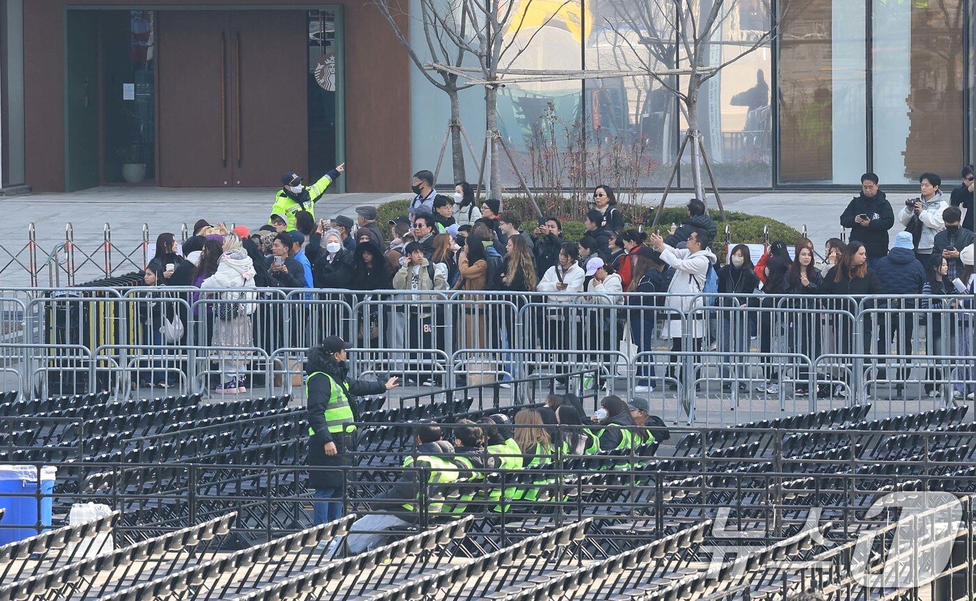 본문 이미지 - 21일 방탄소년단(BTS)의 컴백 공연이 열리는 서울 종로구 광화문 광장에서 아미들이 공연 시작을 기다리고 있다. 2026.3.21 ⓒ 뉴스1 임세영 기자