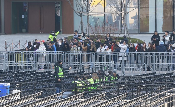 오전부터 광화문광장 찾은 아미들