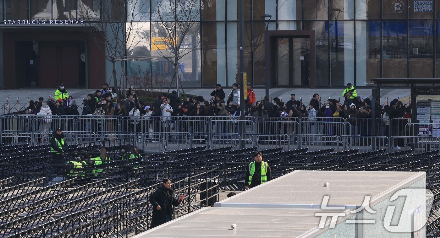 (서울=뉴스1) 임세영 기자 = 21일 방탄소년단(BTS)의 컴백 공연이 열리는 서울 종로구 광화문 광장에서 아미들이 공연 시작을 기다리고 있다.  2026.3.21/뉴스1