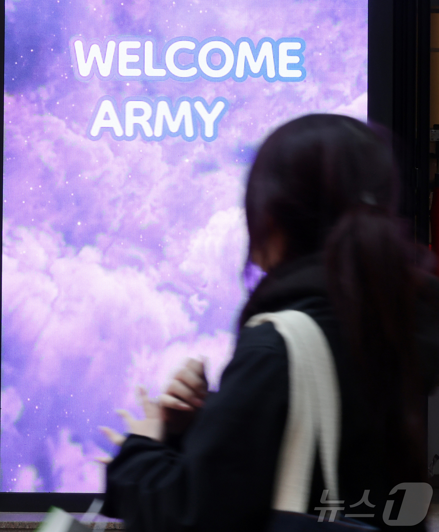 (서울=뉴스1) 김진환 기자 = 방탄소년단(BTS) 컴백 공연일인 21일 오전 서울 중구 명동거리의 미디어폴에 BTS와 팬클럽 아미를 환영하는 메시지가 송출되고 있다. 2026.3 …