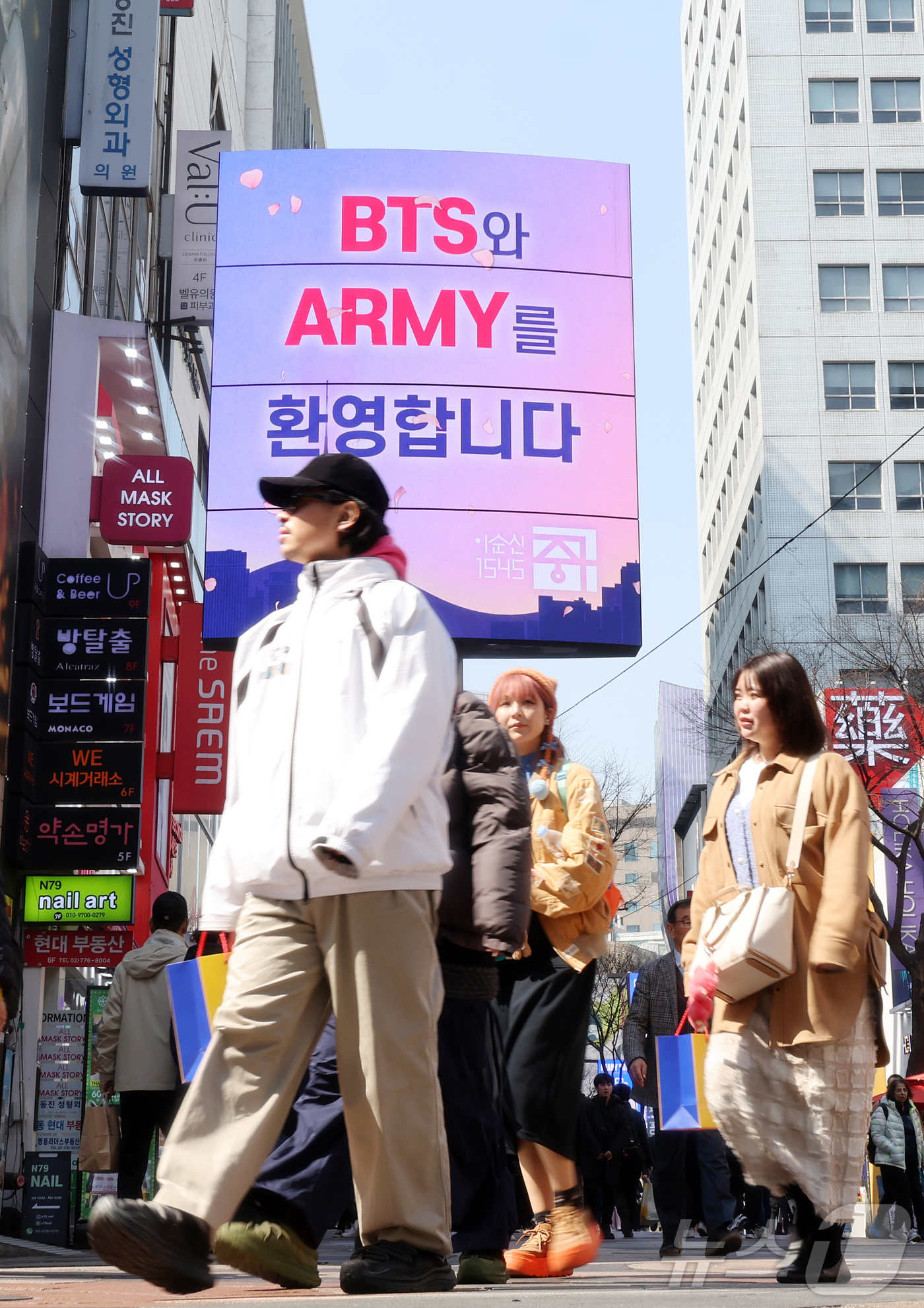 (서울=뉴스1) 김진환 기자 = 방탄소년단(BTS) 컴백 공연일인 21일 오전 서울 중구 명동거리의 미디어폴에 BTS와 팬클럽 아미를 환영하는 메시지가 송출되고 있다. 2026.3 …