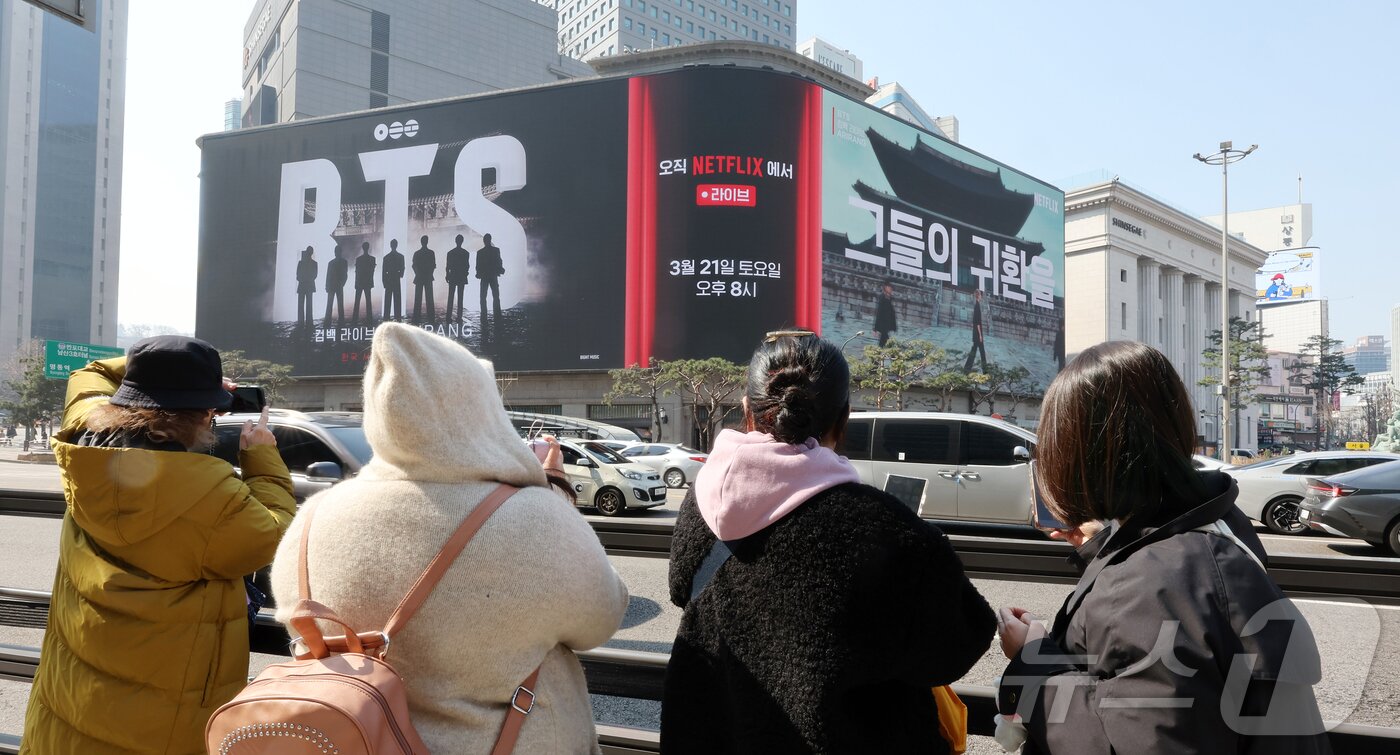 본문 이미지 - 방탄소년단(BTS) 컴백 공연일인 21일 오전 서울 중구 신세계백화점 본점 신세계스퀘어에서 BTS의 컴백을 기념하는 영상이 송출되고 있다. 2026.3.21 ⓒ 뉴스1 김진환 기자
