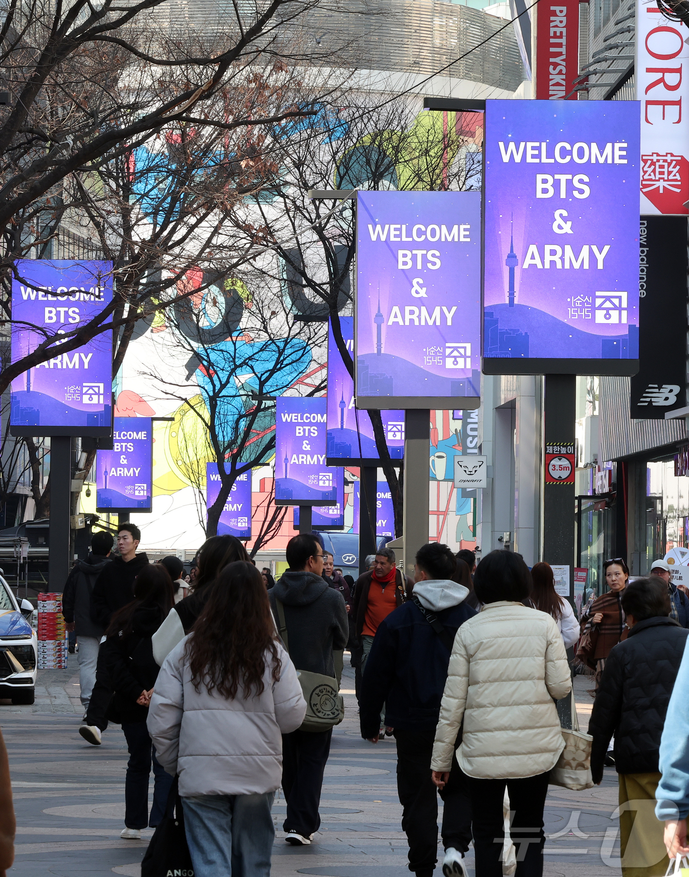 (서울=뉴스1) 김진환 기자 = 방탄소년단(BTS) 컴백 공연일인 21일 오전 서울 중구 명동거리의 미디어폴에 BTS와 팬클럽 아미를 환영하는 메시지가 송출되고 있다. 2026.3 …