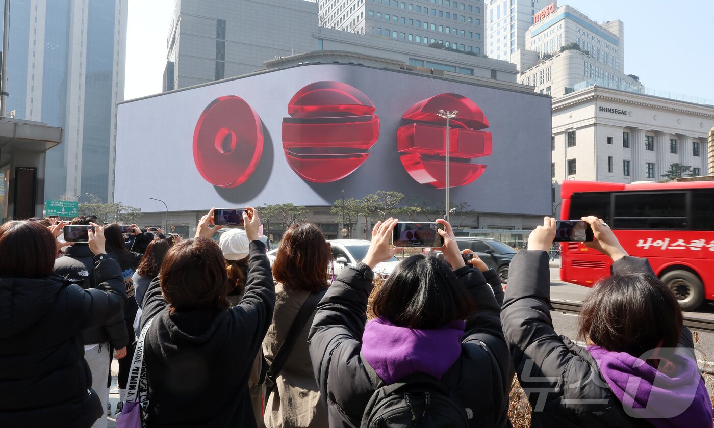 본문 이미지 - 방탄소년단(BTS) 컴백 공연일인 21일 오전 서울 중구 신세계백화점 본점 신세계스퀘어에서 BTS의 컴백을 기념하는 영상이 송출되고 있다. 2026.3.21 ⓒ 뉴스1 김진환 기자