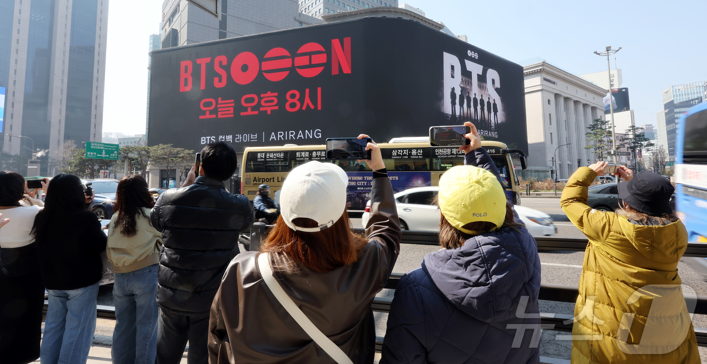 (서울=뉴스1) 김진환 기자 = 방탄소년단(BTS) 컴백 공연일인 21일 오전 서울 중구 신세계백화점 본점 신세계스퀘어에서 BTS의 컴백을 기념하는 영상이 송출되고 있다. 2026 …