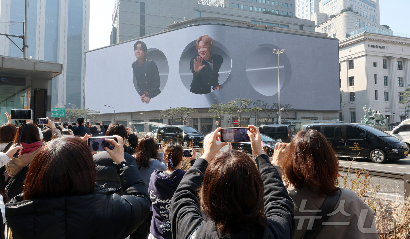 (서울=뉴스1) 김진환 기자 = 방탄소년단(BTS) 컴백 공연일인 21일 오전 서울 중구 신세계백화점 본점 신세계스퀘어에서 BTS의 컴백을 기념하는 영상이 송출되고 있다. 2026 …