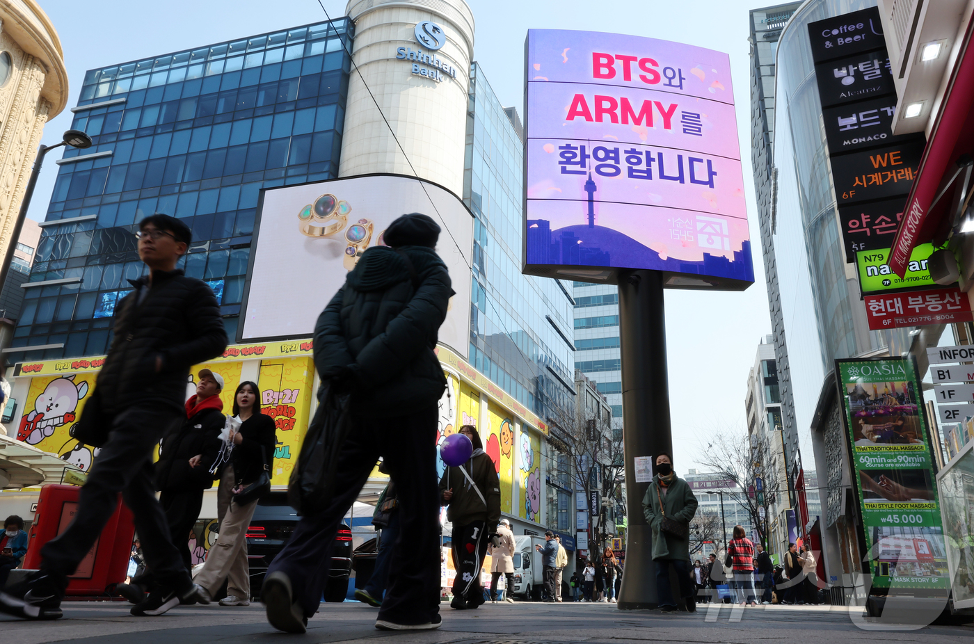 (서울=뉴스1) 김진환 기자 = 방탄소년단(BTS) 컴백 공연일인 21일 오전 서울 중구 명동거리의 미디어폴에 BTS와 팬클럽 아미를 환영하는 메시지가 송출되고 있다. 2026.3 …
