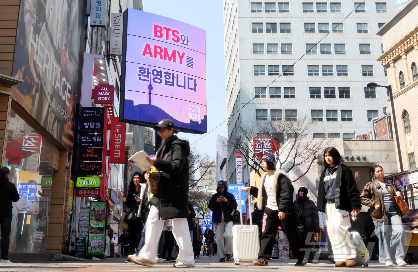 (서울=뉴스1) 김진환 기자 = 방탄소년단(BTS) 컴백 공연일인 21일 오전 서울 중구 명동거리의 미디어폴에 BTS와 팬클럽 아미를 환영하는 메시지가 송출되고 있다. 2026.3 …