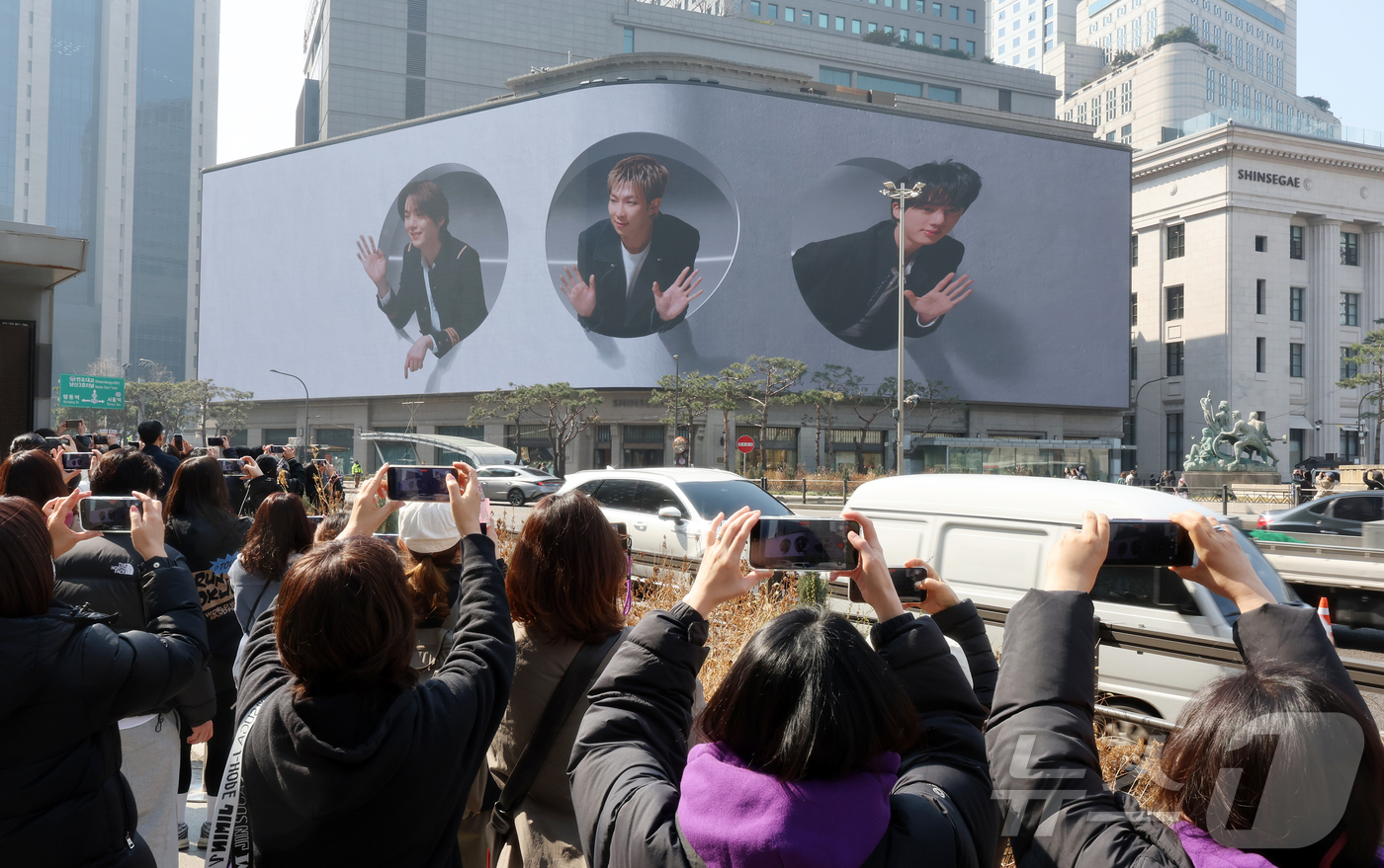 (서울=뉴스1) 김진환 기자 = 방탄소년단(BTS) 컴백 공연일인 21일 오전 서울 중구 신세계백화점 본점 신세계스퀘어에서 BTS의 컴백을 기념하는 영상이 송출되고 있다. 2026 …