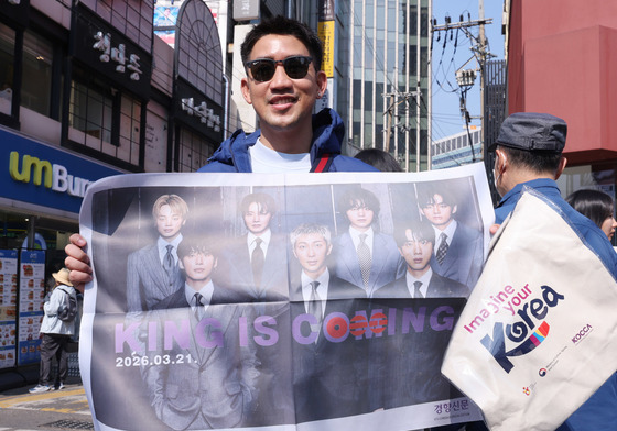 광화문광장 찾은 외국인관광객 호외 들고 '찰칵'