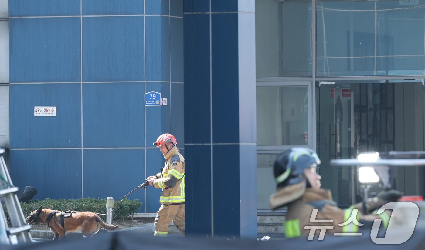 (대전=뉴스1) 김기태 기자 = 21일 대형 화재로 인명피해가 발생한 대전 대덕구 자동차 부품 제조 공장에 구조견이 투입 되고 있다. 2026.3.21/뉴스1