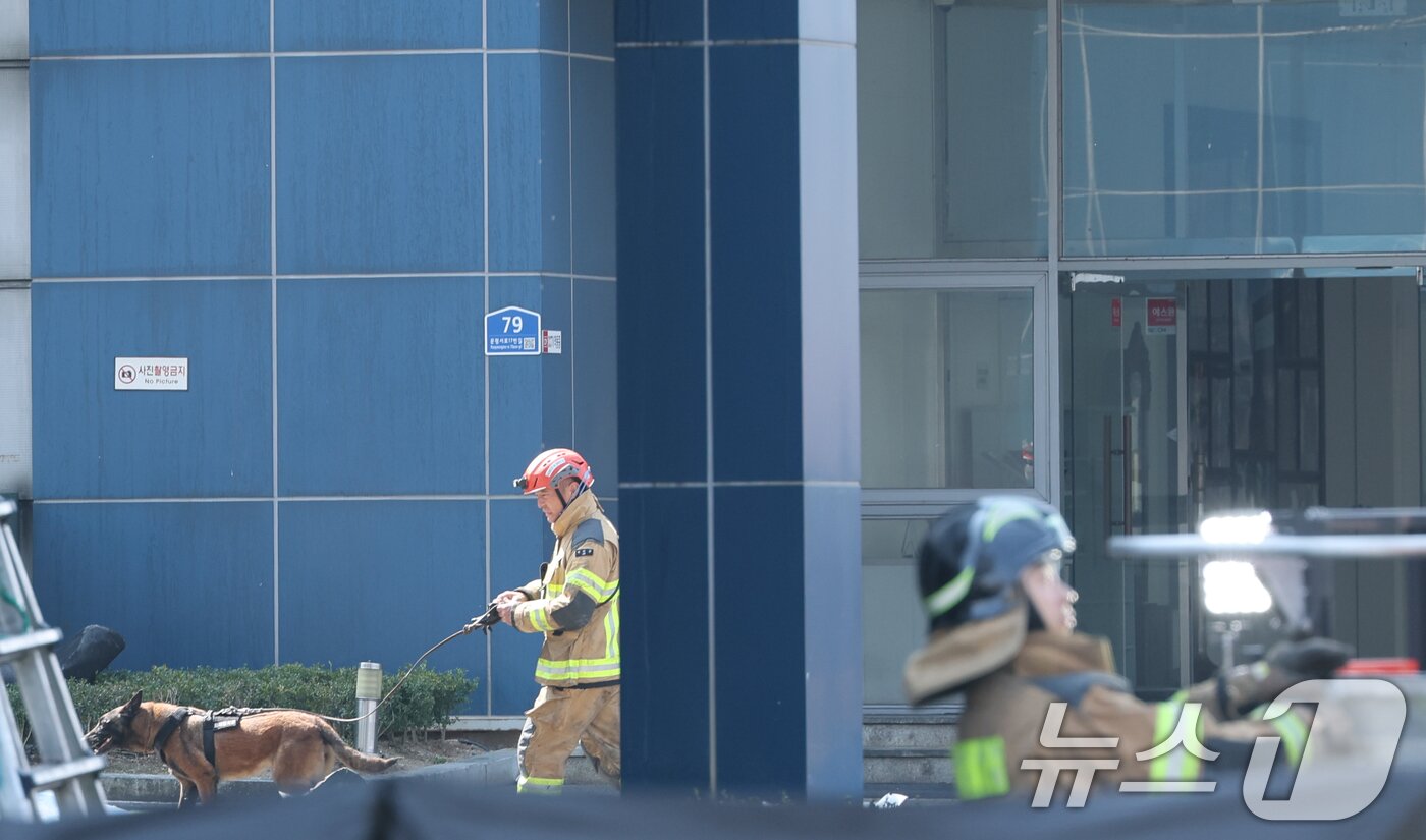 본문 이미지 - 21일 대형 화재로 인명피해가 발생한 대전 대덕구 자동차 부품 제조 공장에 구조견이 투입 되고 있다. 2026.3.21 ⓒ 뉴스1 김기태 기자