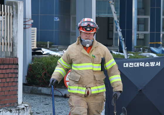 대전 공장 화재 실종자 수색 "구조견 도움"…5명 중 4명 발견