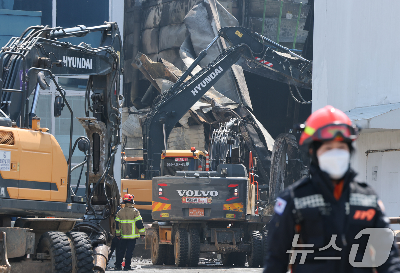 (대전=뉴스1) 김기태 기자 = 21일 대형 화재로 인명피해가 발생한 대전 대덕구 자동차 부품 제조 공장에 중장비를 이용해 진입로를 확보하고 있다. 2026.3.21/뉴스1