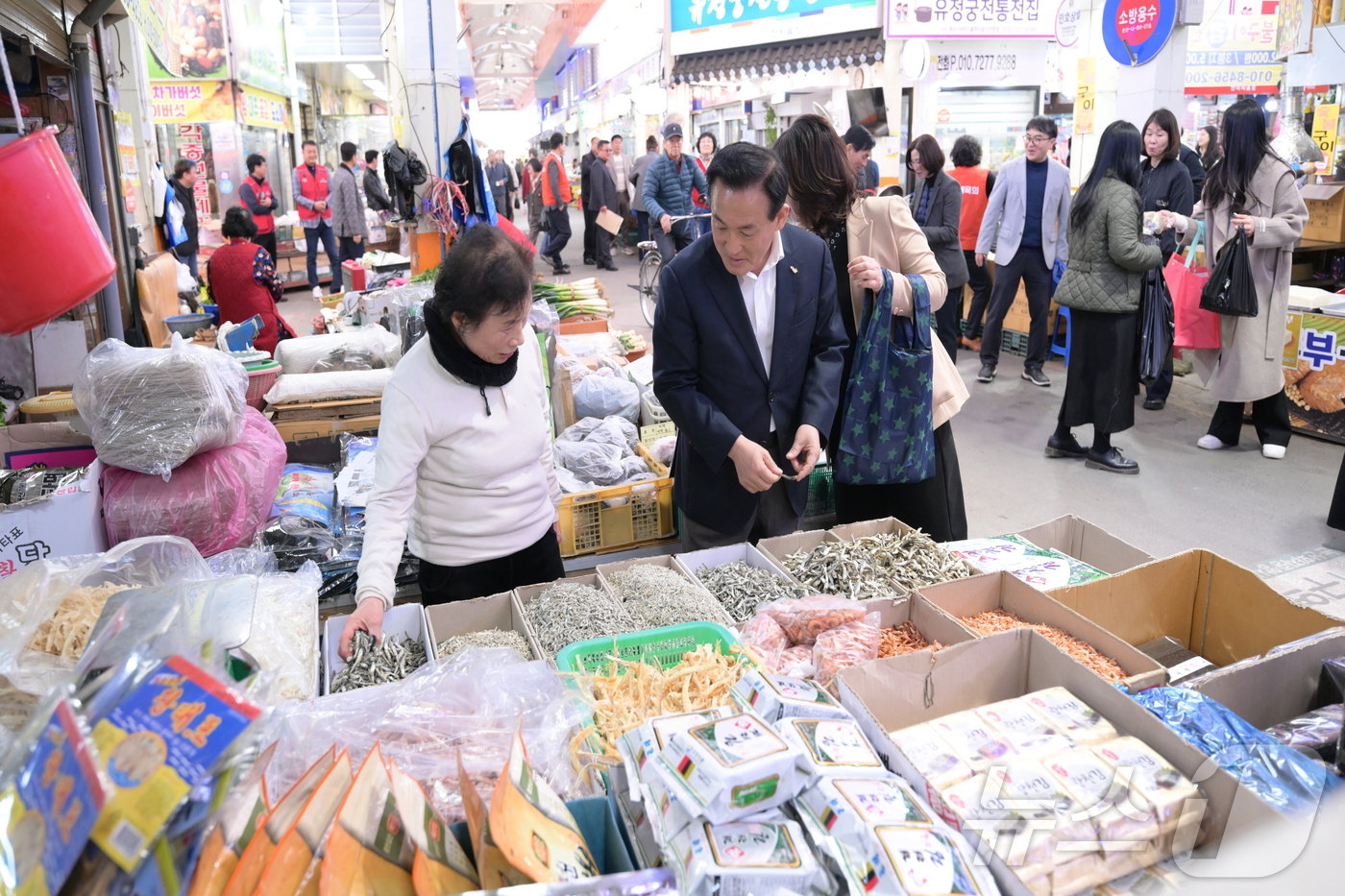 (논산=뉴스1) 이동원 기자 = 백성현 논산시장이 지난 20일‘3월 전통시장 장보기’행사에 참석해 물품과 먹거리를 구매하고 있다.취암동 번영회&체육회 주관으로 진행된 이번 행사는 …