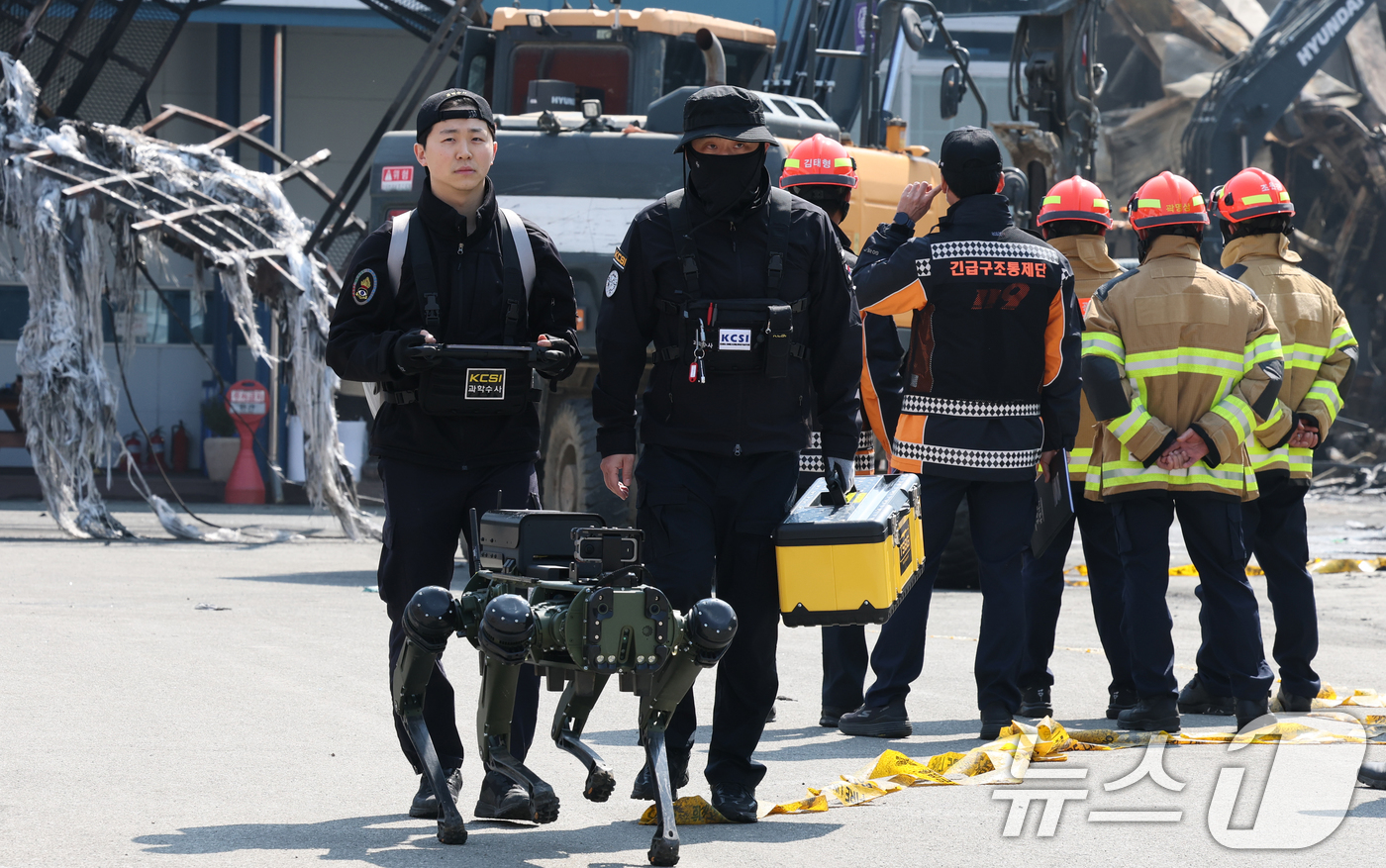 (대전=뉴스1) 김기태 기자 = 21일 대형 화재로 인명피해가 발생한 대전 대덕구 자동차 부품 제조 공장에서 로봇개를 투입해 실종자를 수색하고 있다. 2026.3.21/뉴스1