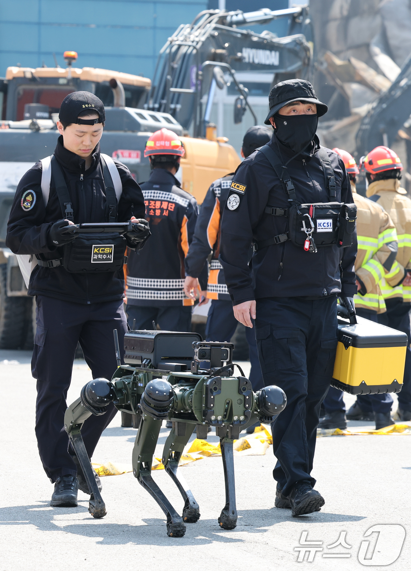 (대전=뉴스1) 김기태 기자 = 21일 대형 화재로 인명피해가 발생한 대전 대덕구 자동차 부품 제조 공장에서 로봇개를 투입해 실종자를 수색하고 있다. 2026.3.21/뉴스1