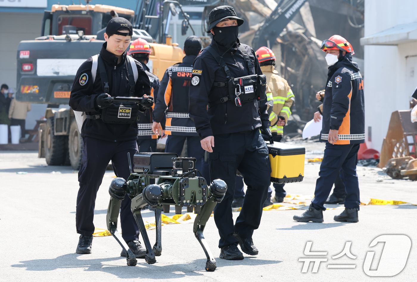 (대전=뉴스1) 김기태 기자 = 21일 대형 화재로 인명피해가 발생한 대전 대덕구 자동차 부품 제조 공장에서 로봇개를 투입해 실종자를 수색하고 있다. 2026.3.21/뉴스1