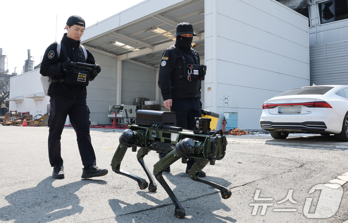 (대전=뉴스1) 김기태 기자 = 21일 대형 화재로 인명피해가 발생한 대전 대덕구 자동차 부품 제조 공장에서 로봇개를 투입해 실종자를 수색하고 있다. 2026.3.21/뉴스1