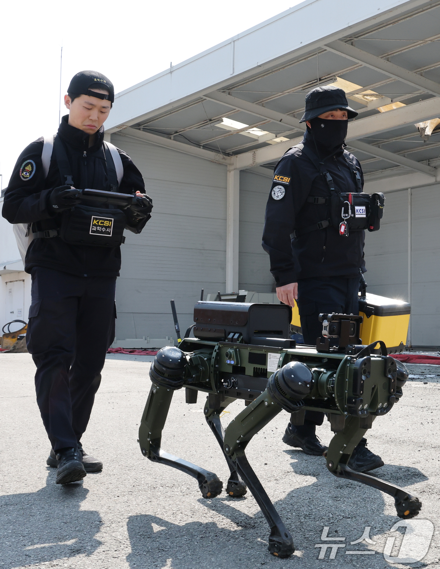 (대전=뉴스1) 김기태 기자 = 21일 대형 화재로 인명피해가 발생한 대전 대덕구 자동차 부품 제조 공장에서 로봇개를 투입해 실종자를 수색하고 있다. 2026.3.21/뉴스1