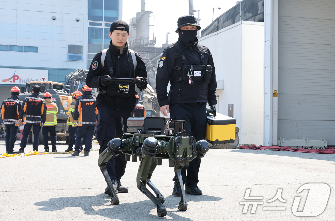 (대전=뉴스1) 김기태 기자 = 21일 대형 화재로 인명피해가 발생한 대전 대덕구 자동차 부품 제조 공장에서 로봇개를 투입해 실종자를 수색하고 있다. 2026.3.21/뉴스1