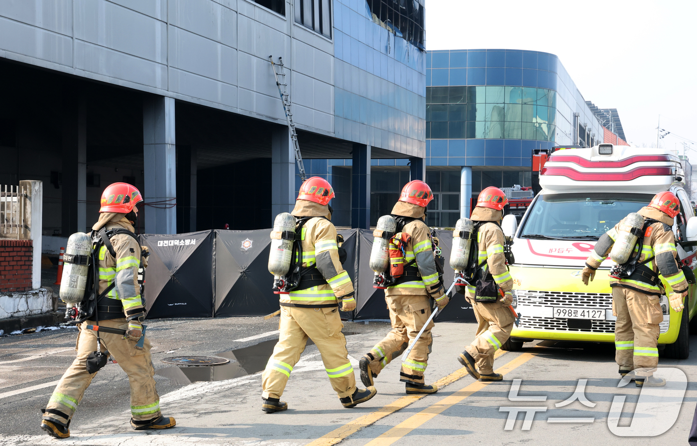 (대전=뉴스1) 김기태 기자 = 21일 대형 화재로 인명피해가 발생한 대전 대덕구 자동차 부품 제조 공장에서 실종자 수색이 이어지고 있다. 2026.3.21/뉴스1