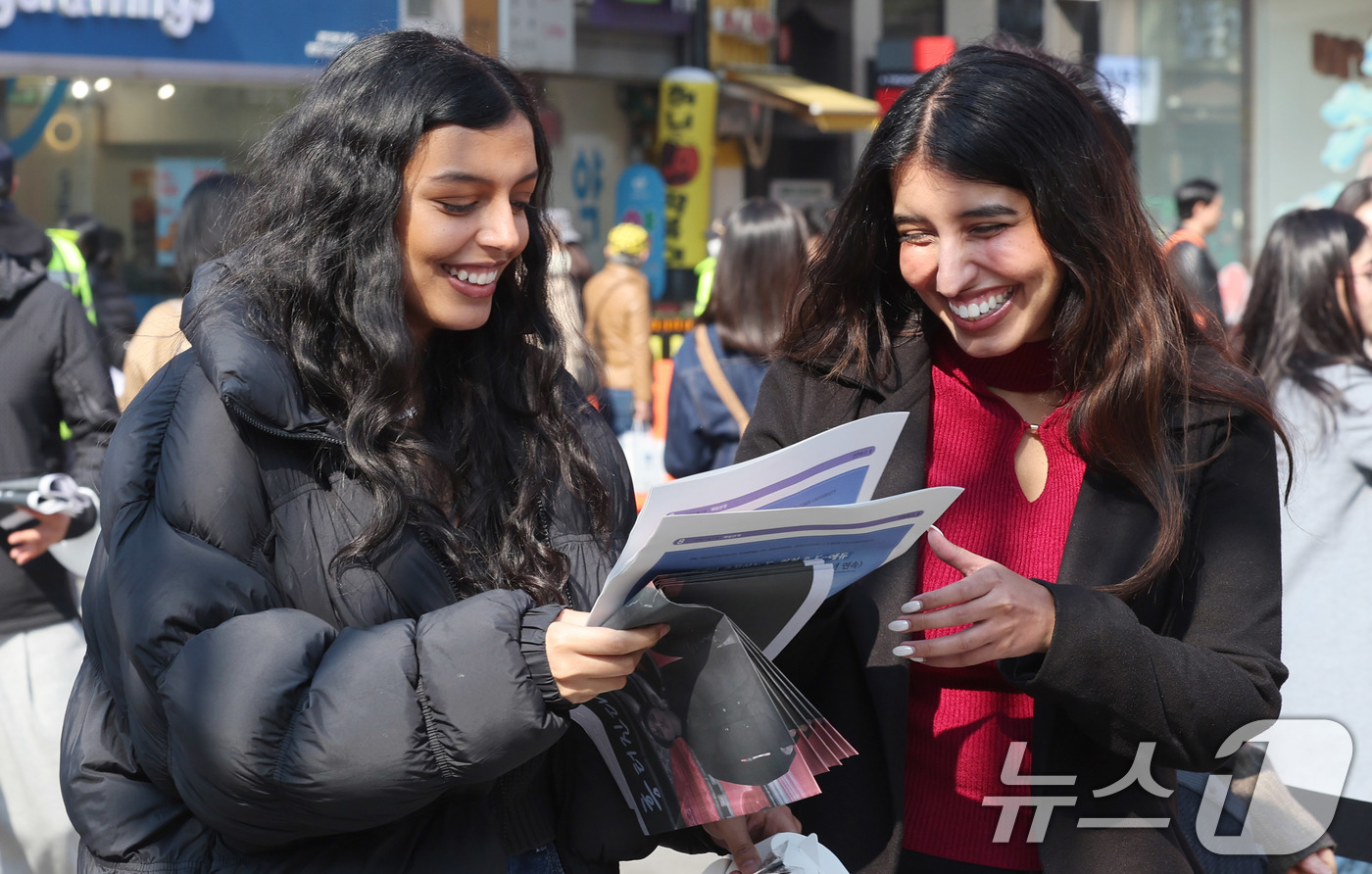 (서울=뉴스1) 박지혜 기자 = 방탄소년단(BTS) 컴백 공연일인 21일 오전 서울 광화문광장 인근에서 외국인 관광객이 주요 일간지의 BTS 관련 호외를 보고 있다. 2026.3. …