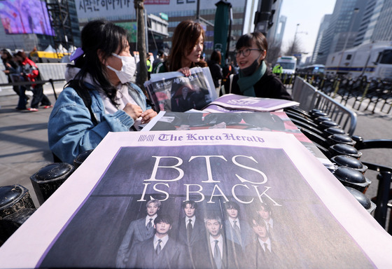 BTS 공연장에 등장한 호외…“팬들에겐 또 하나의 굿즈”
