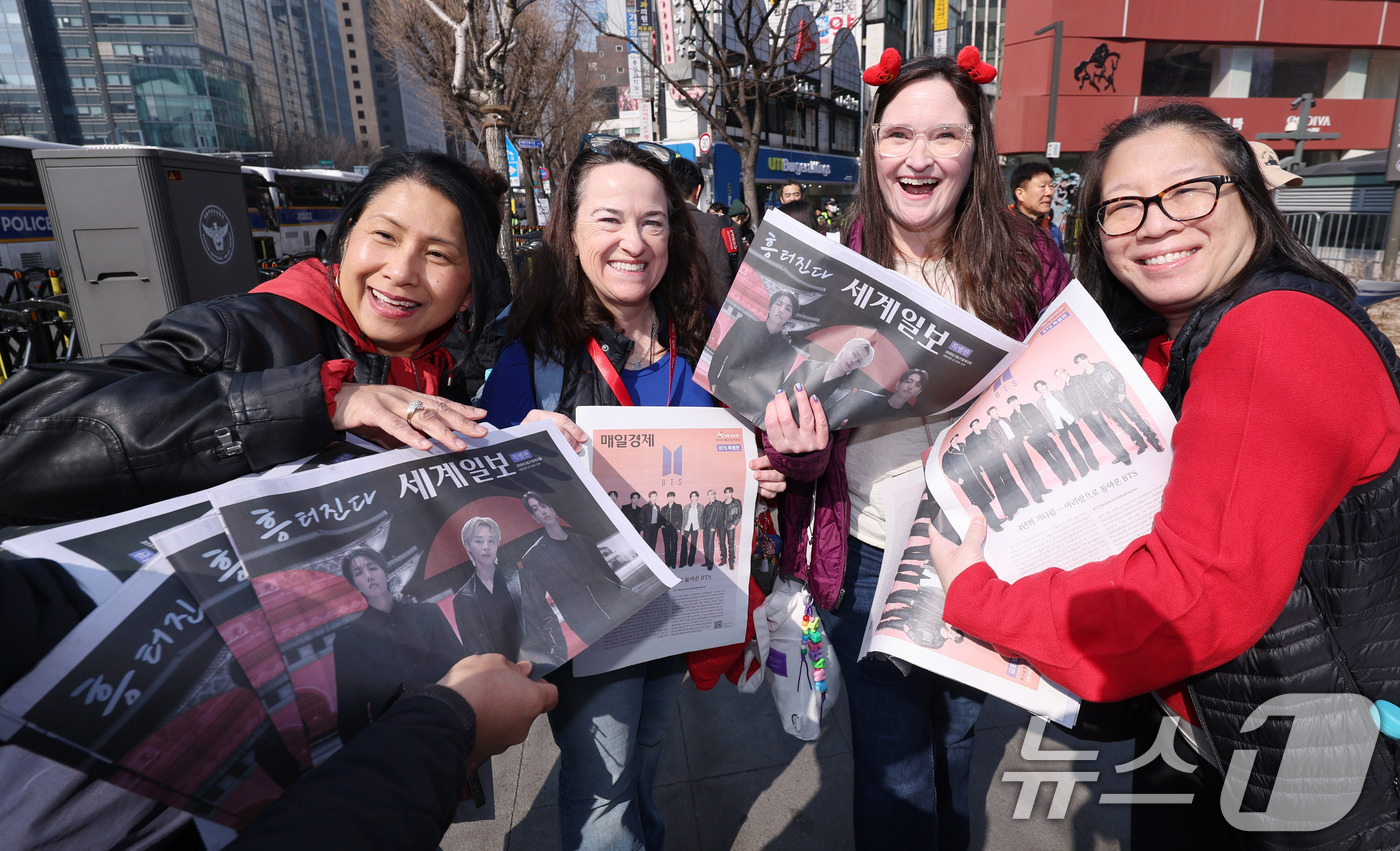 (서울=뉴스1) 박지혜 기자 = 방탄소년단(BTS) 컴백 공연일인 21일 오전 서울 광화문광장 인근에서 외국인 관광객들이 일간지들이 배포한 BTS 관련 특별판을 들고 있다. 202 …