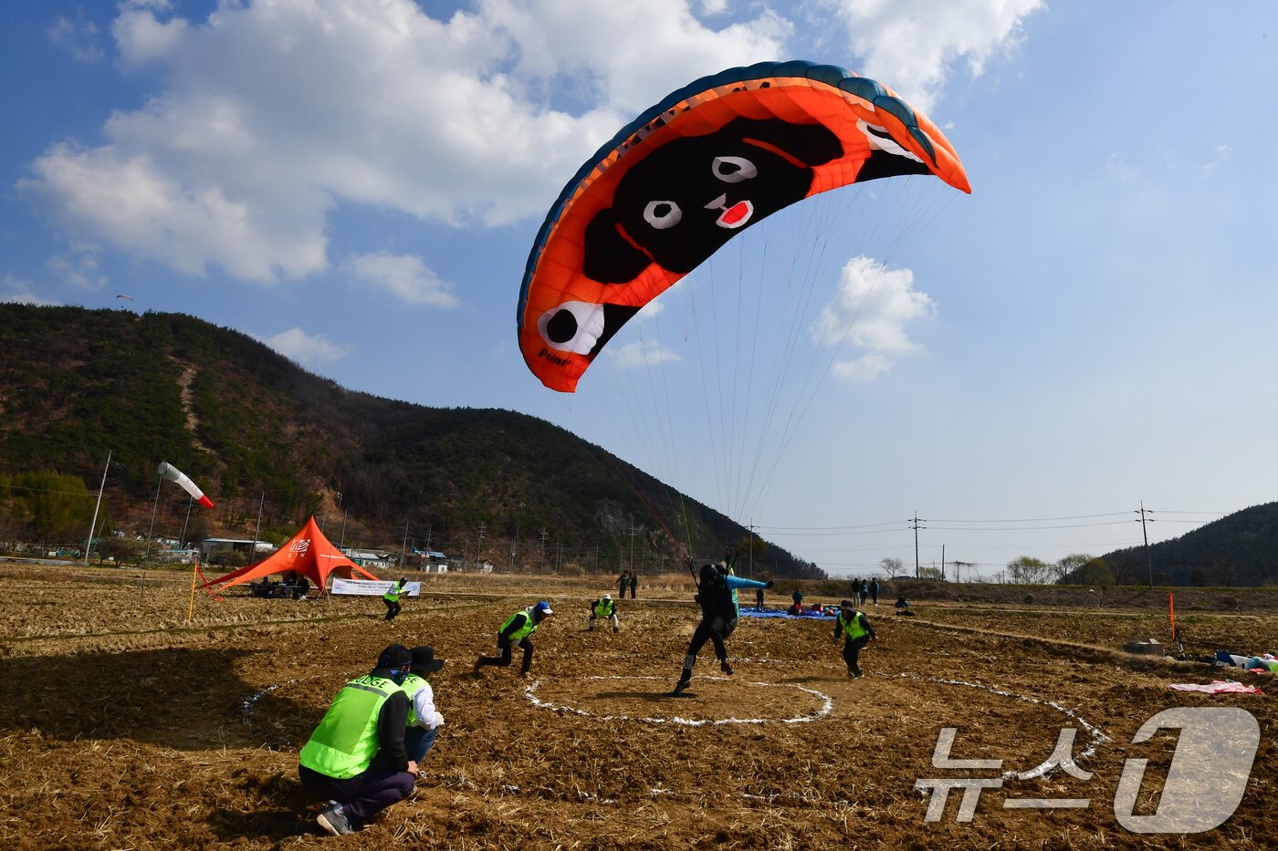 본문 이미지 - 21일 경북 포항시 북구 흥해읍 곤륜산 활공장에서 열린 2026 국가대표 패러글라이딩 선발 리그 정밀착륙 1차전에 출전한 선수들이 최선을 다해 목표지점에 도착하고 있다. 2026.3.21 ⓒ 뉴스1 최창호 기자