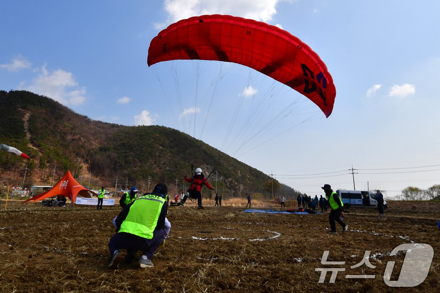 본문 이미지 - 21일 경북 포항시 북구 흥해읍 곤륜산 활공장에서 열린 2026 국가대표 러글라이딩 선발 리그 정밀착륙 1차전에 출전한 선수들이 목표지점에 도착하고 있다. 2026.3.21 ⓒ 뉴스1 최창호 기자