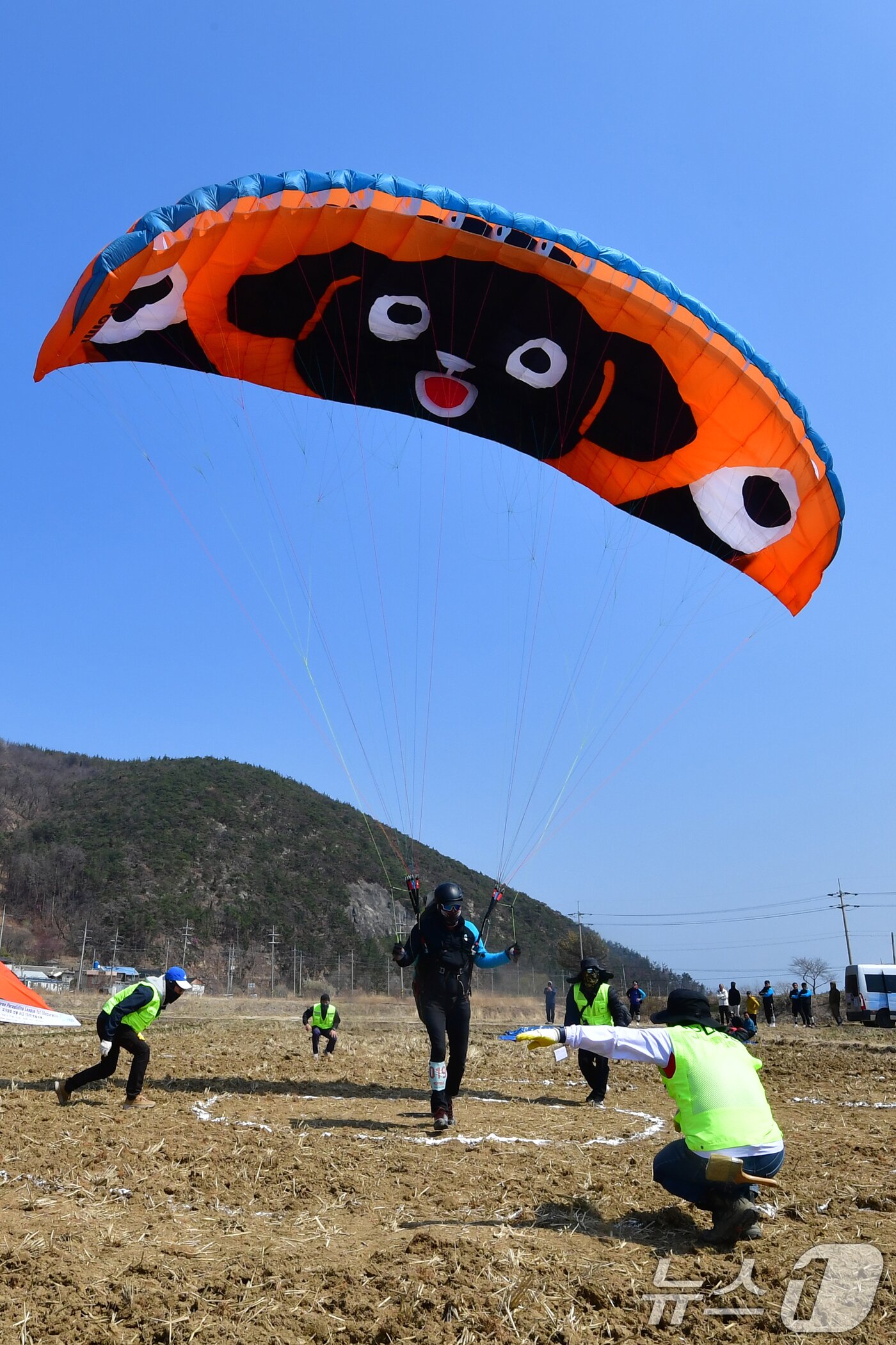 본문 이미지 - 21일 경북 포항시 북구 흥해읍 곤륜산 활공장에서 열린 2026 국가대표 패러글라이딩 선발 리그 정밀착륙 1차전에 출전한 선수들이 목표지점에 도착하고 있다. 2026.3.21 ⓒ 뉴스1 최창호 기자