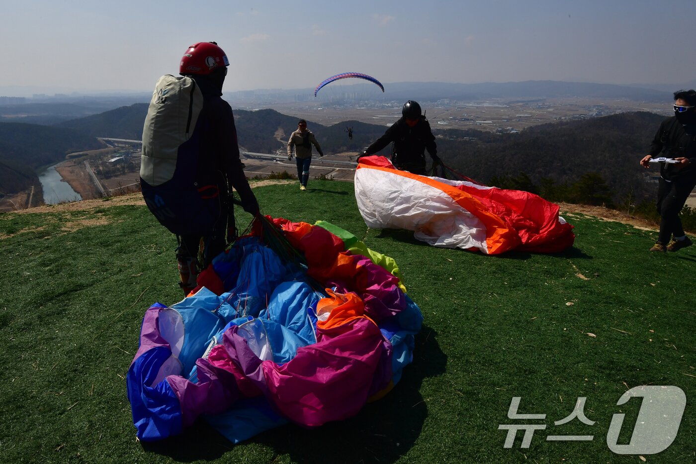 본문 이미지 - 21일 경북 포항시 북구 흥해읍 곤륜산 활공장에서 열린 2026 국가대표 페러글라이딩 선발 리그 정밀착륙 1차전에 출전한 선수들이 이륙 순서를 기다리고 있다. 2026.3.21 ⓒ 뉴스1 최창호 기자