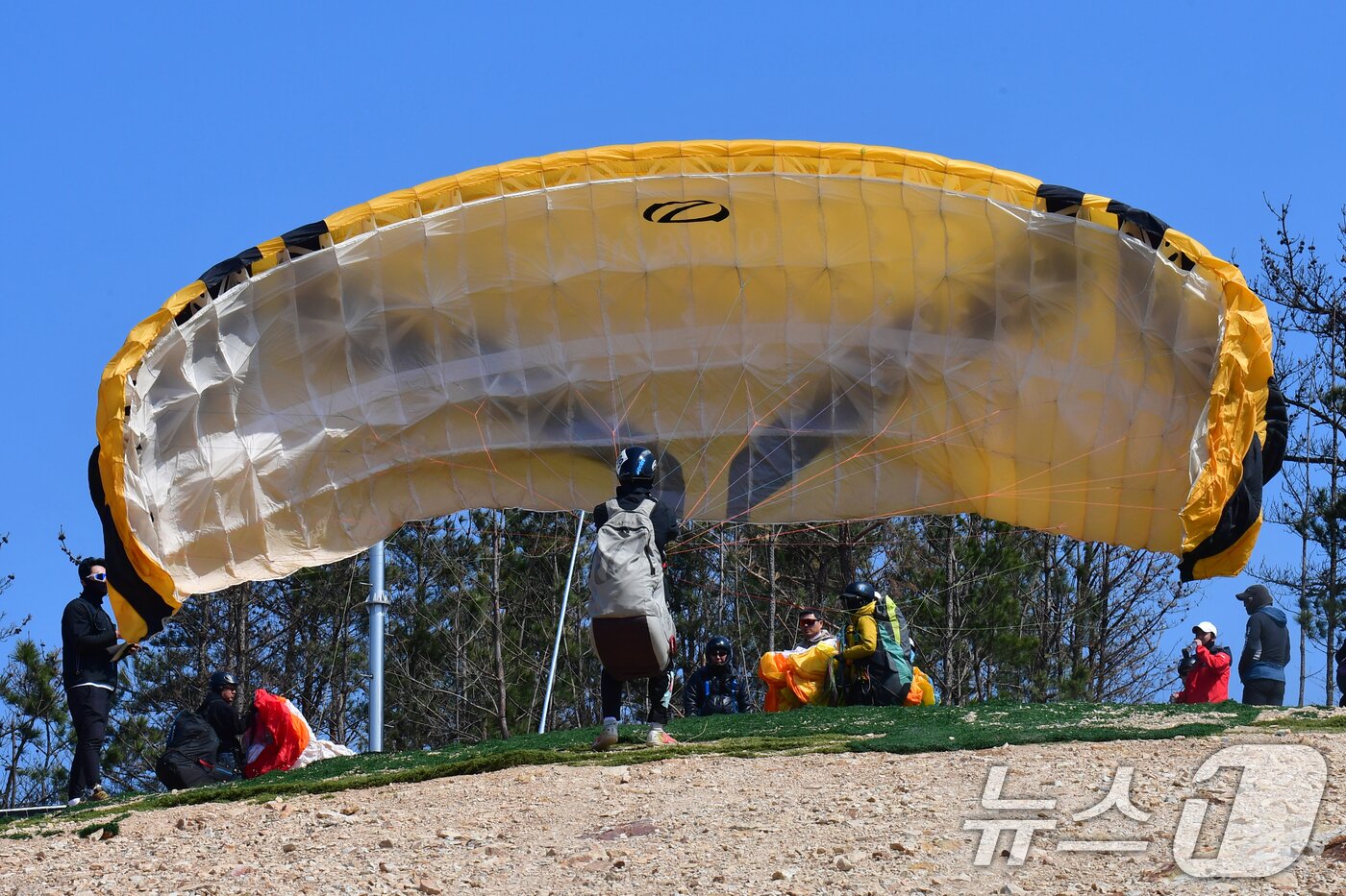 본문 이미지 - 21일 경북 포항시 북구 흥해읍 곤륜산 활공장에서 열린 2026 국가대표 패러글라이딩 선발 리그 정밀착륙 1차전에 출전한 선수들이 활공 준비를 히고 있다. 2026.3.21 ⓒ 뉴스1 최창호 기자