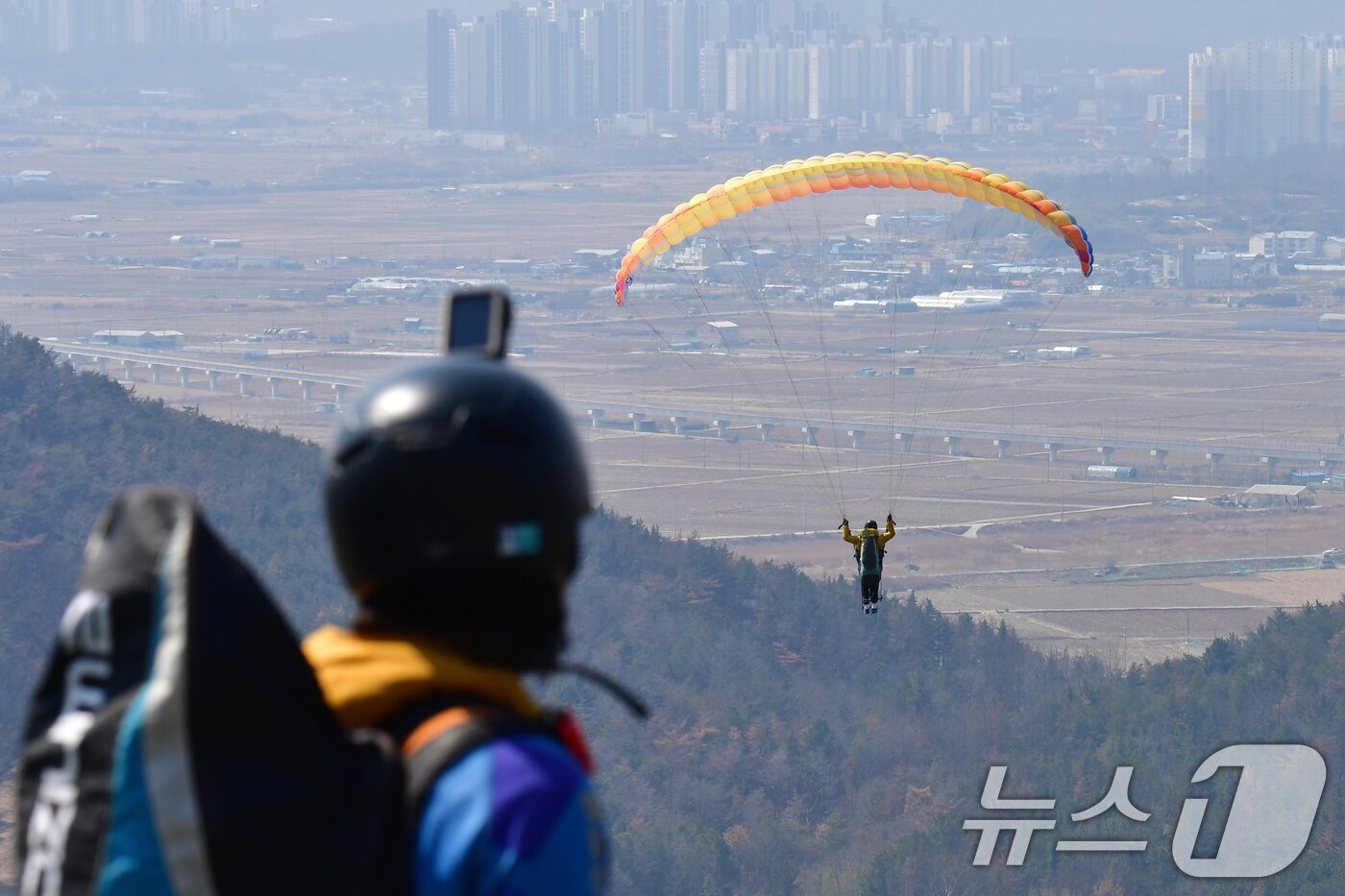본문 이미지 - 21일 경북 포항시 북구 흥해읍 곤륜산 활공장에서 열린 2026 국가대표 패러글라이딩 선발 리그 정밀착륙 1차전에 출전한 선수들이 목표지점으로 하강하고 있다. 2026.3.21 ⓒ 뉴스1 최창호 기자