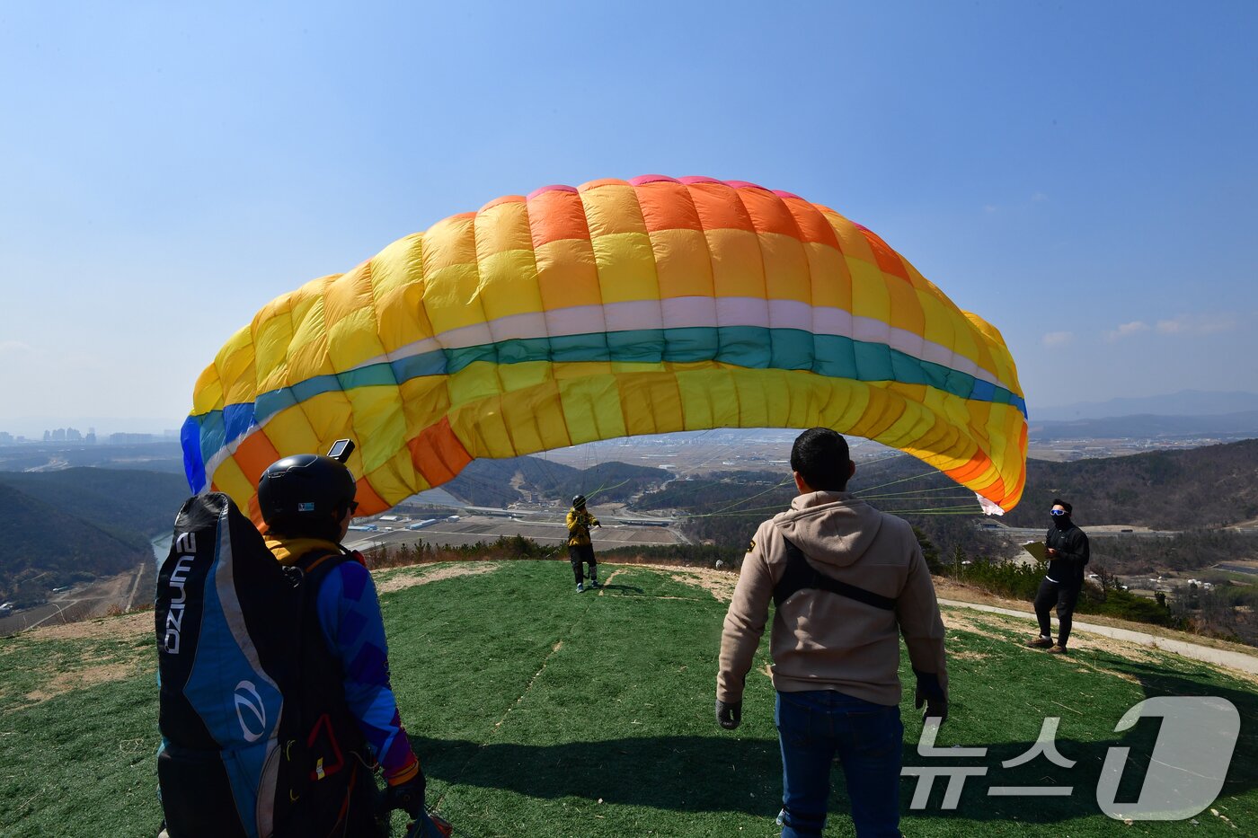 본문 이미지 - 21일 경북 포항시 북구 흥해읍 곤륜산 활공장에서 열린 2026 국가대표 패러글라이딩 선발 리그 정밀착륙 1차전에 출전한 선수들이 이륙 준비를 하고 있다. 2026.3.21 ⓒ 뉴스1 최창호 기자