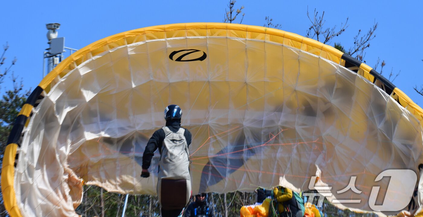본문 이미지 - 21일 경북 포항시 북구 흥해읍 곤륜산 활공장에서 열린 2026 국가대표 패러글라이딩 선발 리그 정밀착륙 1차전에 출전한 선수들이 활공 준비를 하고 있다. 2026.3.21 ⓒ 뉴스1 최창호 기자